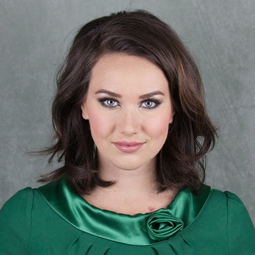 Kristen wearing Zinnia Loose Mineral Blush